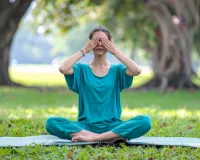 बढ़ते स्क्रीन टाइम के बीच ‘हमिंग बी ब्रीदिंग’ का कमाल, भ्रामरी प्राणायाम से पाएं मानसिक शांति और ऊर्जा 