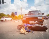 आगरा में अनियंत्रित बोलेरो गाड़ी पेड़ से टकराई, 5 लोगों की मौके पर मौत