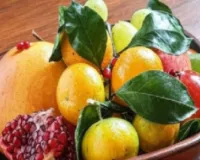 क्या भोजन के साथ फल खाना सही है? जानें क्या कहता है आयुर्वेद 