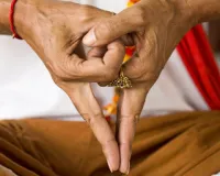 इंद्रियों पर विजय और मानसिक स्पष्टता के लिए अचूक है योग की 'योनि मुद्रा'