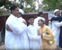 कड़ी सुरक्षा के बीच लखनऊ में मनाई जा रही ईद, मस्जिदों में नमाज अदा करने उमड़ा जनसैलाब 