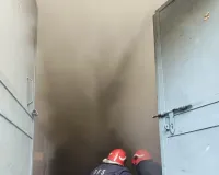 बवाना इंडस्ट्रियल एरिया के प्लाईवुड गोदाम में लगी आग, 17 दमकल गाड़ियों ने घंटों की मशक्कत के बाद पाया काबू