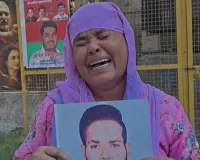 मेरठ में लापता बेटे की तलाश में एसएसपी दफ्तर पहुँची बेबस मां: हत्या की जताई आशंका