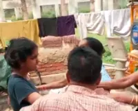 मेरठ: काशीराम कॉलोनी में दबंगई का वीडियो वायरल, महिला पर लाठी-डंडों से हमले और उगाही का आरोप