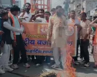 शामली: सीएम योगी की माता पर अभद्र टिप्पणी से उबाल, राष्ट्रीय बजरंग दल ने फूंका मौलाना का पुतला