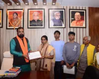  बिहार : शहीद सुबेदार संतोष कुमार की पत्नी को उपमुख्यमंत्री सम्राट चौधरी ने सौंपे 1 एकड़ जमीन के कागजात