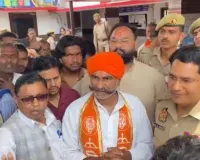 लापता 6 छात्राओं की बरामदगी के लिए चांदपुर थाने पर प्रदर्शन, शिवसेना व परिजनों में आक्रोश