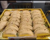 होली पर शाही गुझिया की धूम, सोने-चांदी से सजी मिठास ने बढ़ाई बाजार की रौनक