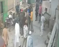 मुजफ्फरनगर में दिनदहाड़े खूनी संघर्ष: 25 हमलावरों ने तीन युवकों पर किया जानलेवा हमला, सीसीटीवी में कैद हुई वारदात