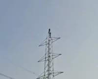 गाजियाबाद में हाई वोल्टेज ड्रामा: एनएच-9 पर बिजली के टावर पर चढ़ा नशेड़ी युवक, पुलिसकर्मी ने जान पर खेलकर बचाई जान