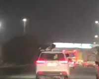 गाजियाबाद: एनएच-9 पर रील बनाने के चक्कर में युवती ने दांव पर लगाई जान, चलती कार की खिड़की से बाहर निकलकर किया स्टंट