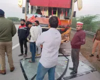 यमुना एक्सप्रेस-वे पर मौत का तांडव: डबल डेकर बस ने ईको कार को रौंदा, राजस्थान के छह लोगों की मौत