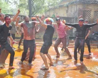 शामली पुलिस ने तिल्हैंडी पर गुलाल और खुशियों के साथ मनाया होली पर्व