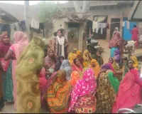 स्कूल वैन से भिड़ी बाइक, युवक की मौत; पत्नी और चाची गंभीर घायल