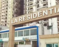 ग्रेटर नोएडा वेस्ट: ला रेजिडेंशिया सोसाइटी में 'बिल्डर' के खिलाफ जंग; लिफ्ट और गंदगी से परेशान निवासियों का दूसरे दिन भी प्रदर्शन