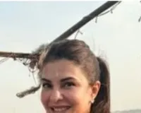 अभिनेत्री जैकलिन ने अपनी मां की अस्थियाें काे गंगा में किया विसर्जित