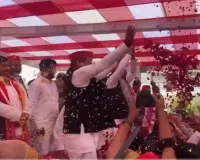 इटावा में अखिलेश यादव ने समर्थकों के साथ खेली होली दुनिया में चल रही जंग पर कही बड़ी बात