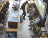 अलीगढ़ में दिनदहाड़े लूट से सनसनी, तमंचे के बल पर मोबाइल शोरूम से लूटे 2.25 लाख रुपये