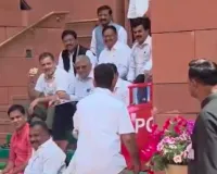 प्रदर्शन के बीच राहुल गांधी की ‘चाय पर चर्चा’, मकर द्वार पर सांसदों संग दिखे