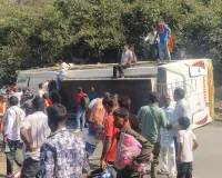 झारखंड के चतरा में टायर फटने से स्लीपर बस पलटी, 12 यात्री घायल, पांच की हालत गंभीर