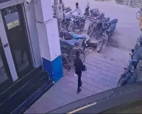 एसबीआई शाखा के काउंटर में रखे रुपयों से भरे बैग को किशोर ने उड़ाया