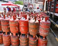 एलपीजी की जमाखोरी और कालाबाजारी पर सरकार सख्त, मारे गए 12,000 से ज्यादा छापे; 15,000 सिलेंडर किए गए जब्त