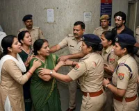 मेरठ में हिस्ट्रीशीटर का हाई-वोल्टेज ड्रामा: थाने में दीवार में सिर मारकर फोड़ा, मां-बहनों ने महिला कांस्टेबल की वर्दी फाड़ी
