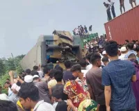 बांग्लादेश में दर्दनाक हादसा: ट्रेन की बस से टक्कर में 12 लोगों की मौत, 20 घायल 