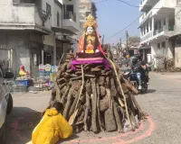 महिलाओं ने की होलिका की पूजा, इस शुभ मुहूर्त में होगा दहन