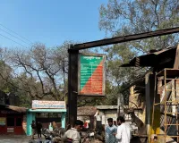 वक्फ की जमीन पर आरा मशीन ठेकेदार की दबंगई, कोर्ट से हारने के बाद भी डाल रहा लेंटर