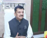 जौनपुर में अंबेडकर के मुंह पर लगे कालिख को जिलाधिकारी ने स्वयं साफ किया