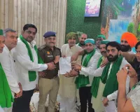 नोएडा में भाकियू भानु के नेताओं को पुलिस ने किया हाउस अरेस्ट, एसीपी ने ज्ञापन लेकर किया रिहा 