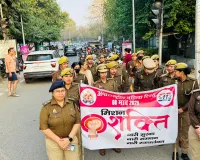नोएडा में अंतर्राष्ट्रीय महिला दिवस पर पुलिसकर्मियों ने निकाली जागरूकता रैली 