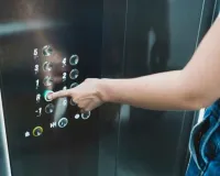 ग्रेनो वेस्ट: विहान ग्रीन सोसाइटी में 'सांसत' में फंसी रही महिला और बच्चा; 40 मिनट तक लिफ्ट में मचा कोहराम, सुरक्षा उपकरण फेल