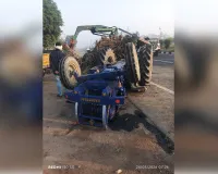 मुजफ्फरनगर: मंसूरपुर में तेज रफ्तार ट्रक ने गन्ने से भरी ट्रैक्टर-ट्रॉली को मारी टक्कर, ट्रॉली पलटने से मची अफरा-तफरी, चालक बाल-बाल बचा