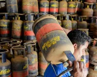 इंदौर में गैस सिलेंडर की किल्लत और कालाबाजारी पर प्रशासन सख्त अब नहीं मिला सिलेंडर तो तुरंत करें शिकायत जारी हुआ हेल्पलाइन नंबर और कंट्रोल रूम