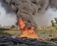 अमरोहा में सिंचाई विभाग के पाइपों में भीषण आग, लाखों का सामान जलकर राख