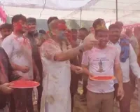 मुरादाबाद पुलिस लाइन में रंगों की धूम, जवानों संग अधिकारियों ने खेली होली, एसएसपी ने सिलेंडर से उड़ाया गुलाल