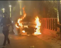 मुरादाबाद में फव्वारा चौक पर चलती कार बनी आग का गोला, बाल-बाल बची चालक की जान