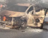 अमरोहा में नेशनल हाईवे-9 पर बड़ा हादसा टला, चलती कार में लगी भीषण आग — बच्चों समेत 10 लोग बाल-बाल बचे