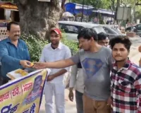 मुरादाबाद: सुप्रीम कोर्ट के फैसले से दलित समाज में खुशी, सड़कों पर लड्डू बांटकर मनाया जश्न