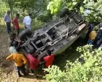 नेपाल में चुनावकर्मियों को ले जा रहा वाहन खाई में गिरा, 2 की मौत, 7 घायल