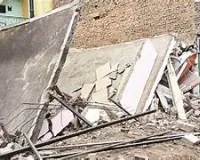 सहारनपुर में अचानक गिरा दो मंजिला मकान, इलाके में मचा हड़कंप