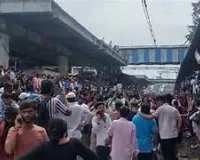 नोएडा में गैस सिलेंडर संकट पर फूटा लोगों का गुस्सा, मेट्रो स्टेशन के पास लगाया जाम