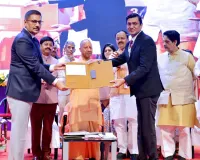 सीएम ने यमुना सिटी में उद्योग लगाने के लिए तीन कंपनियों को जारी किया भूमि का आवंटन पत्र