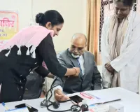 नोएडा में न्यायमूर्ति ने न्यायालय परिसर में लगे स्टॉलों का अवलोकन कर कराई रक्तचाप की जांच