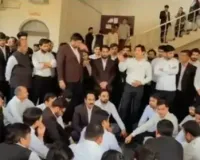 सूरजपुर कोर्ट में वकीलों का हंगामा, पुलिस को परिसर से बाहर खदेड़ा, काम-काज ठप