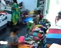 सहारनपुर: लक्ष्मी क्लॉथ हाउस से कपड़े चोरी करते हुए दो महिलाएं रंगेहाथ पकड़ी गईं