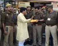 मुजफ्फरनगर में ड्यूटी पर तैनात पुलिसकर्मियों संग मंत्री ने मनाई होली की खुशियां, बांटी गुंजिया