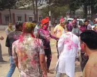 मुजफ्फरनगर: पुलिस लाइन में एसएसपी ने पुलिसकर्मियों व उनके परिवारों के साथ खेली होली